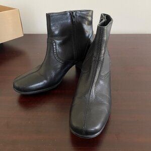 Clark’s Women's Leather Upper Ankle Boot Zippered Heel 5.5M Black 88894
